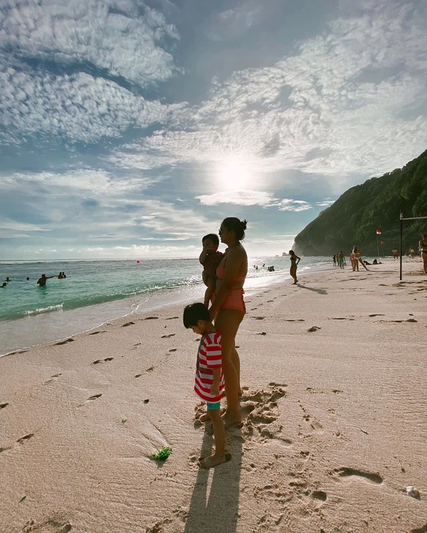 Keluarga Junior Liem/sumber: instagram.com/putrititian Liburan bersama keluarga Junior Liem