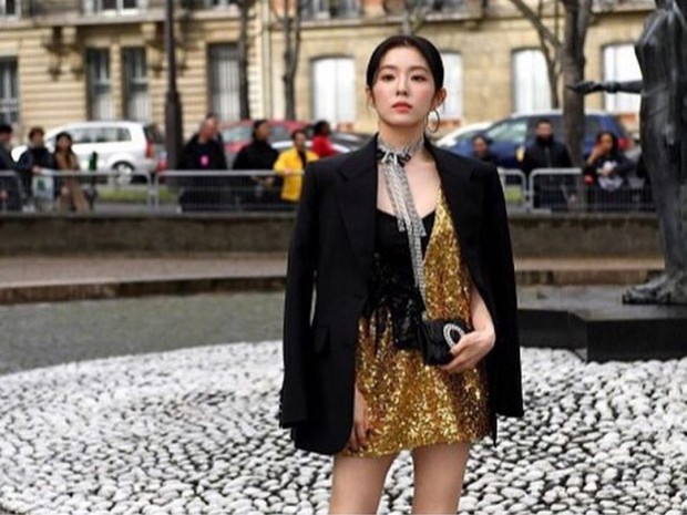 Irene Red Velvet/ Foto: Instagram.com/redvelvet.smtown Irene Red Velvet menawan pakai dress keemasan dan suit hitam