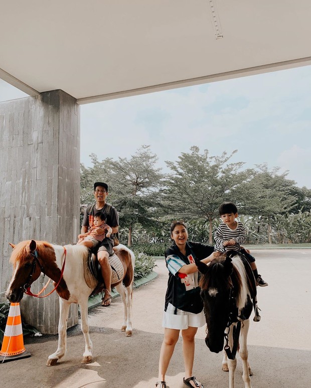 Keluarga Junior Liem/sumber: instagram.com/putrititian Liburan keluarga Junior Liem di Puncak