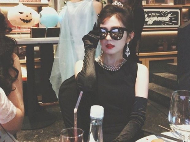 Irene Red Velvet/ Foto: Instagram.com/redvelvet.smtown Irene Red Velvet menawan pakai kostum Audrey Hepburn bernuansa hitam