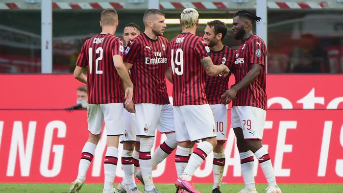 MILAN, ITALY - JUNE 28:  (C)Ante Rebic of AC Milan celebrates  his first goal with his teammates during the Serie A match between AC Milan and  AS Roma at Stadio Giuseppe Meazza on June 28, 2020 in Milan, Italy.  (Photo by Pier Marco Tacca/Getty Images)