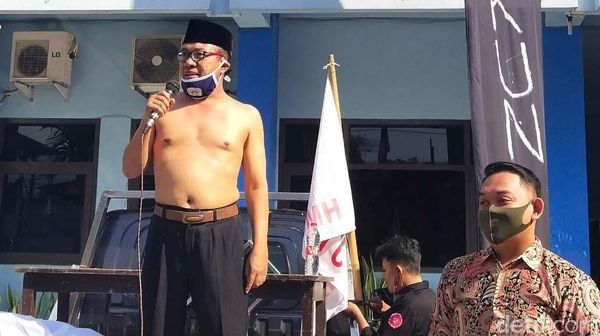 Aksi Rektor Uniba Lepas Seragam dan Mundur dari Kampus