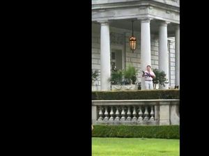 Trump Retweet Video Warga Kulit Putih Acungkan Senjata ke Demonstran Trump Retweet Video Warga Kulit Putih Acungkan Senjata ke Demonstran