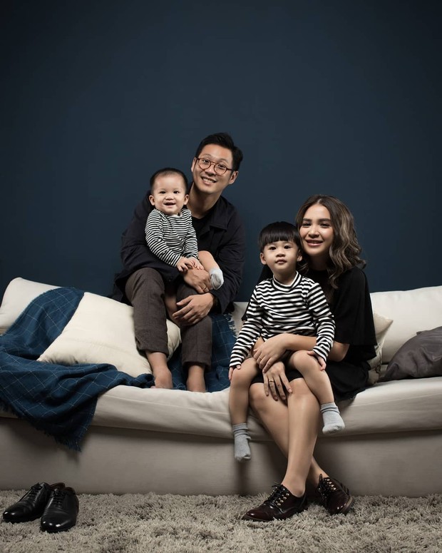 Keluarga Junior Liem/sumber: instagram.com/juniorliem Sesi pemotretan Keluarga Junior Liem dan Putri Titian