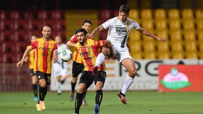 BENEVENTO, ITALY - JUNE 29: Alessandro Tuia of Benevento Calcio vies with Alessandro Rossi of SS Juve Stabia during the serie B match between Benevento Calcio and SS Juve Stabia at Stadio Ciro Vigorito on June 29, 2020 in Benevento, Italy. (Photo by Francesco Pecoraro/Getty Images for Lega Serie B)