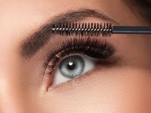 Aksi Kocak Wanita Extension Bulu Mata Pakai Bulu Kaki, Begini Hasilnya Aksi Kocak Wanita Extension Bulu Mata Pakai Bulu Kaki, Begini Hasilnya