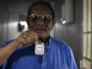 Hambat Corona, Singapura Bagikan Gadget Pelacak ke Warga Tak Punya Ponsel