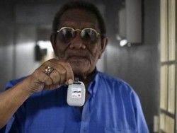 Hambat Corona, Singapura Bagikan Gadget Pelacak ke Warga Tak Punya Ponsel