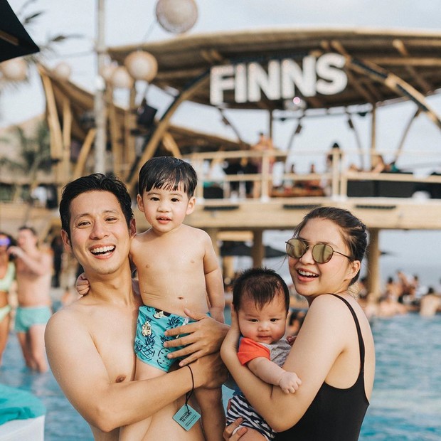 Keluarga Junior Liem/sumber: instagram.com/putrititian Keluarga Putri Titian berenang bersama