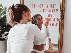 Pamer Selulit, Influencer Cantik Sindir Kepalsuan Foto Seksi di Medsos