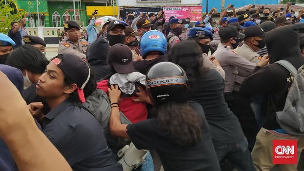 Mahasiswa dan polisi terlibat saling dorong dalam demo tolak kedatangan TKA China di pintu masuk Bandara Haluoleo Kendari. (CNNIndonesia/Fandi)