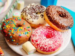 Cara Membuat Donat Topping Cokelat dan Matcha yang Empuk