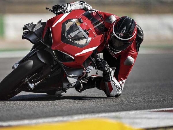 Bikers Beruntung yang Jadi Pemilik Pertama Ducati Superleggera V4