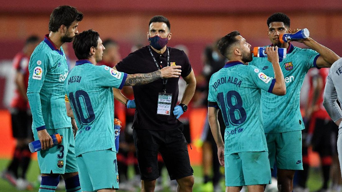 Eder Sarabia (bermasker) saat memberi instruksi ke Lionel Messi dkk. (Foto: Getty Images/David Ramos)