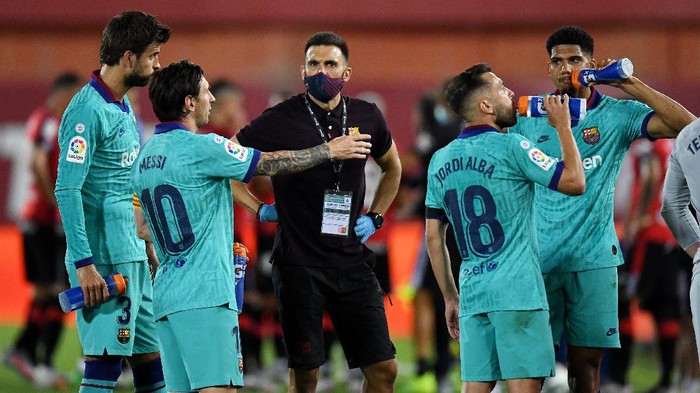 MALLORCA, SPAIN - JUNE 13: Lionel Messi of FC Barcelona talks to Eder Sarabia, assistant coach of FC Barcelona during the La Liga match between RCD Mallorca and FC Barcelona at Estadio de Son Moix on June 13, 2020 in Mallorca, Spain. (Photo by David Ramos/Getty Images)