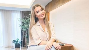 Potret Cantik Model Seksi yang Operasi Otak dalam Keadaan Sadar