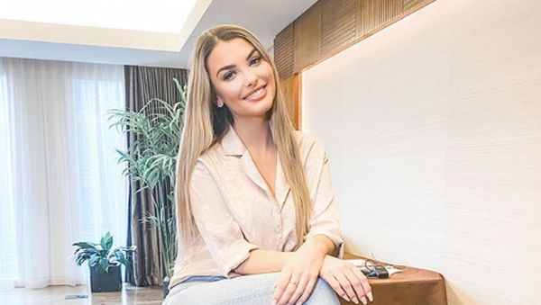 Potret Cantik Model Seksi yang Operasi Otak dalam Keadaan Sadar