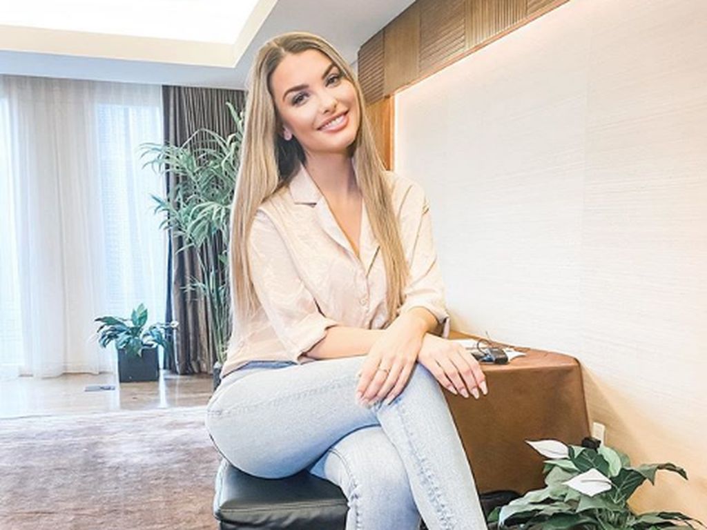 Potret Cantik Model Seksi yang Operasi Otak dalam Keadaan Sadar Potret Cantik Model Seksi yang Operasi Otak dalam Keadaan Sadar