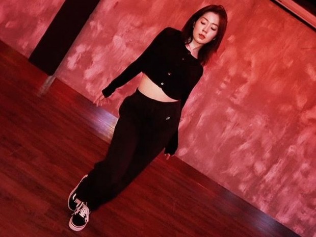 Irene Red Velvet/ Foto: Instagram.com/renebaebae Irene Red Velvet menawan pakai outfit sporty warna hitam