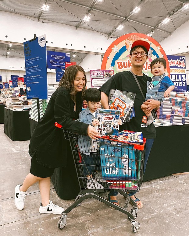 Keluarga Junior Liem/sumber: instagram.com/putrititian Putri Titian dan Junior Liem berbelanja bersama