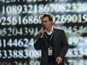 Transcendence, Ketika Bos Teknologi Johnny Depp Berhasil Cuci Otak