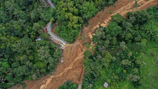 Jalur Palopo-Toraja Masih Putus Akibat Longsor, Pemotor Lewat Jalan Setapak Jalur Palopo-Toraja Masih Putus Akibat Longsor, Pemotor Lewat Jalan Setapak