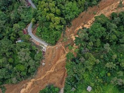 Jalur Palopo-Toraja Masih Putus Akibat Longsor, Pemotor Lewat Jalan Setapak