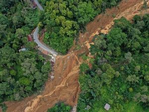 Jalur Palopo-Toraja Masih Putus Akibat Longsor, Pemotor Lewat Jalan Setapak Jalur Palopo-Toraja Masih Putus Akibat Longsor, Pemotor Lewat Jalan Setapak
