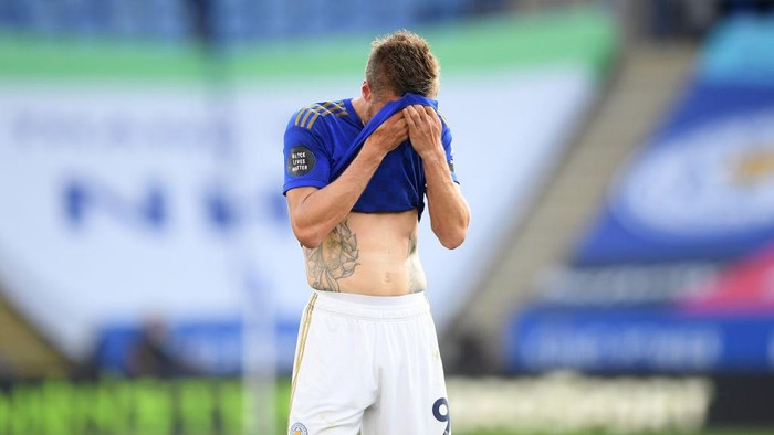 LEICESTER, ENGLAND - JUNE 23: Jamie Vardy of Leicester City reacts during the Premier League match between Leicester City and Brighton & Hove Albion at The King Power Stadium on June 23, 2020 in Leicester, England. Football Stadiums around Europe remain empty due to the Coronavirus Pandemic as Government social distancing laws prohibit fans inside venues resulting in all fixtures being played behind closed doors. (Photo by Michael Regan/Getty Images)