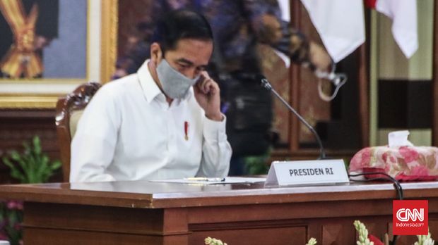 Presiden Joko Widodo memberikan arahan kepada Kepala Daerah se-Jateng secara virtual di Gedung Grhadika Bakti Praja, Semarang, Selasa (30/6).