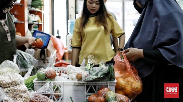 Pasar Mitra Tani akan melarang penggunaan kantong plastik sekali pakai untuk seluruh vendor dan konsumen pasar mulai, Rabu 1 Juli 2020, Hal ini sesuai Peraturan Gubernur  DKI Jakarta No. 142 Tahun 2019 tentang Kewajiban Penggunaan Kantong Belanja Ramah Lingkungan Pada Pusat Perbelanjaan, Toko Swalayan dan Pasar Rakyat di Jakarta. Selasa (30/6/2020). CNN Indonesia/ Andry Novelino