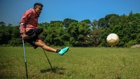 Aditya tampak melepaskan sebuah tendangan.