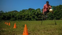 Atlet timnas Indonesia Amputee Football, Aditya menjalani sesi latihan mandiri di Lapangan Sepakbola Kiarapayung, Jatinangor, Kabupaten Sumedang, Jawa Barat, Selasa (30/6/2020).