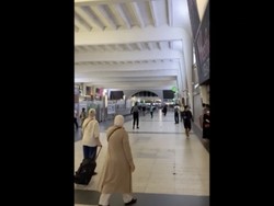 Video Kepanikan di Mal Paris Gegara Isu Pria Tenteng Senjata