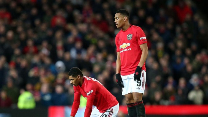 MANCHESTER, ENGLAND - JANUARY 15:  Anthony Martial consoles the injured Marcus Rashford of Manchester United during the FA Cup Third Round Replay match between Manchester United and Wolverhampton Wanderers at Old Trafford on January 15, 2020 in Manchester, England. (Photo by Alex Livesey/Getty Images)