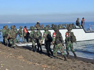 Tutup Latihan Perang, Prajurit Marinir dan Material Tempur Reembarkasi ke KRI Tutup Latihan Perang, Prajurit Marinir dan Material Tempur Reembarkasi ke KRI