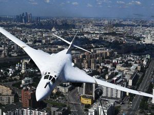 Melihat Aksi Pesawat Pembom Tupolev Tu-160