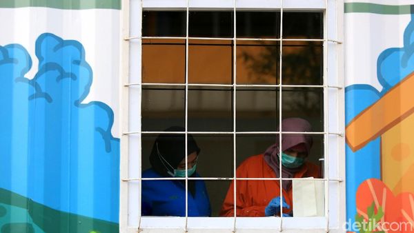 Laboratorium Kontainer COVID-19 Mejeng di RS Duren Sawit