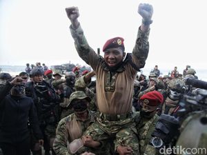 Yel-yel Terpesona Ekspresi Kegembiraan Prajurit TNI