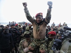 Yel-yel Terpesona Ekspresi Kegembiraan Prajurit TNI