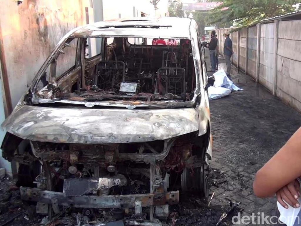 Peristiwa di Jatim: Pembakaran Mobil Via Vallen-Pemakaman Didi Kempot di Ngawi