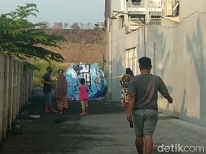 Ada Botol Bau Bensin yang Diamankan dari Tas Terduga Pembakar Mobil Via Vallen Ada Botol Bau Bensin yang Diamankan dari Tas Terduga Pembakar Mobil Via Vallen