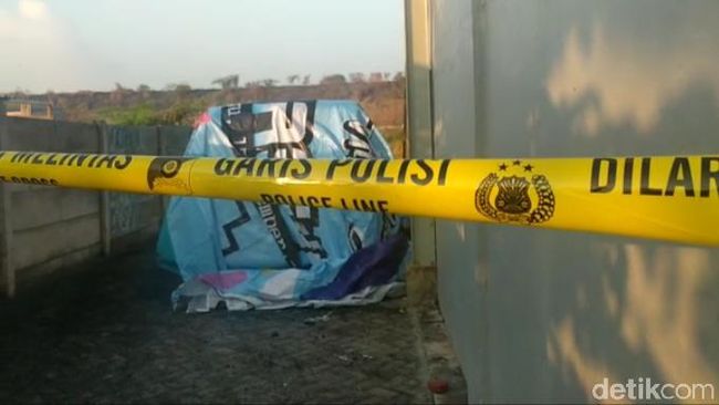 Mobil Via Vallen yang Terbakar Ditutup Pakai Banner Mobil Via Vallen yang Terbakar Ditutup Pakai Banner