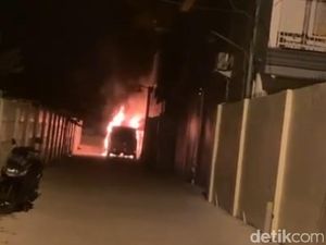 Mobil Mewah Via Vallen Sempat Keluarkan Dua Ledakan Saat Terbakar Mobil Mewah Via Vallen Sempat Keluarkan Dua Ledakan Saat Terbakar