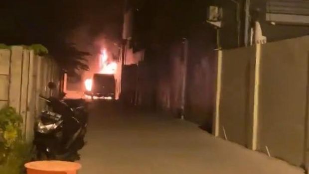 Gambar tangkapan layar Instagram Story Via Vallen. Ia menunjukkan mobilnya yang terbakar.