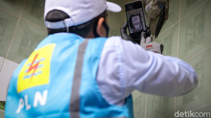Momen PLN Terjun Langsung Cek Meteran Warga PLN mengerahkan petugas untuk memastikan kesesuaian tagihan rekening listrik penggunanya.