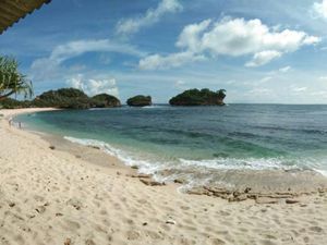 Menikmati Keindahan Raja Ampat Versi Pacitan di Pantai Watu Karung Menikmati Keindahan Raja Ampat Versi Pacitan di Pantai Watu Karung