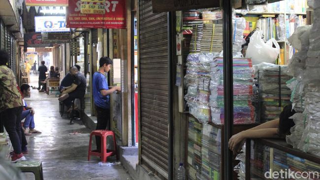 Pasar Buku Palasari Bandung Kembali Bergeliat di Era New Normal Pasar Buku Palasari Bandung Kembali Bergeliat di Era New Normal