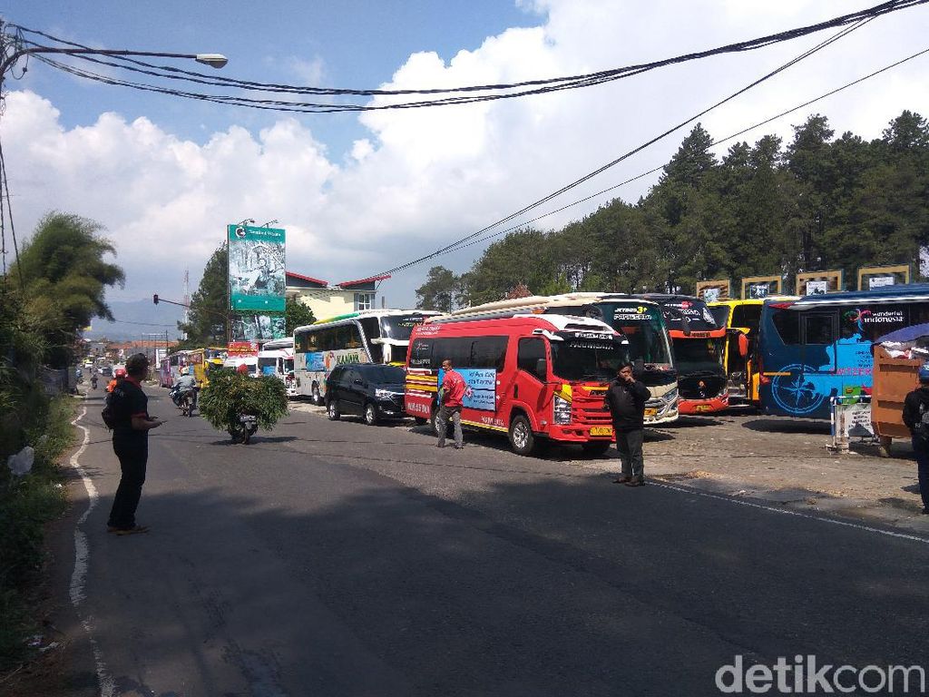 Konvoi 46 Bus ke Lembang, Bos Otobus Minta Restu Bawa Wisatawan Jabodetabek Konvoi 46 Bus ke Lembang, Bos Otobus Minta Restu Bawa Wisatawan Jabodetabek