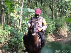 Ada Polisi Kuda di Madiun yang Bisa Mendalang dan Jadi MC
